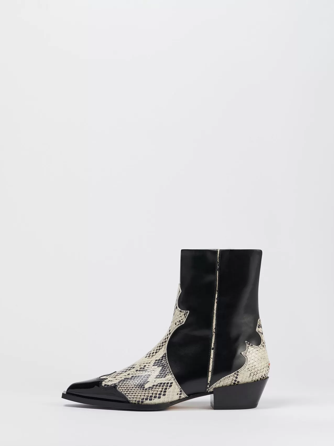 Hester^Aeyde Outlet